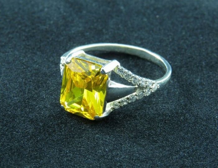Кольцо из серебра 925 пробы с фианитами - 1