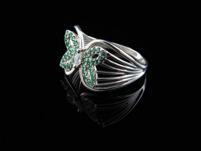 Серебряное кольцо с зелеными фианитами - 27