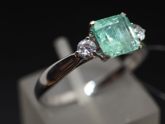 Серебряное кольцо с натуральным изумрудом и фианитами - 150