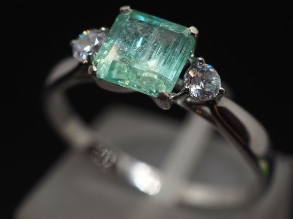 Серебряное кольцо с натуральным изумрудом и фианитами - 150