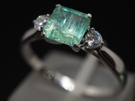 Серебряное кольцо с натуральным изумрудом и фианитами - 150