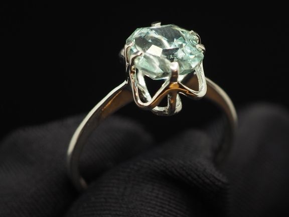 Серебряное кольцо с натуральным бериллом - 180