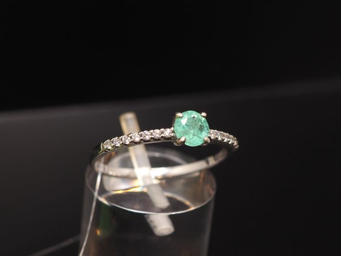 Серебряное кольцо с изумрудом 0.39 карат - 284