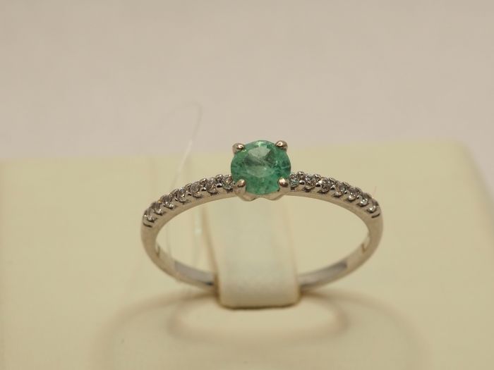 Серебряное кольцо с изумрудом 0.39 карат - 284