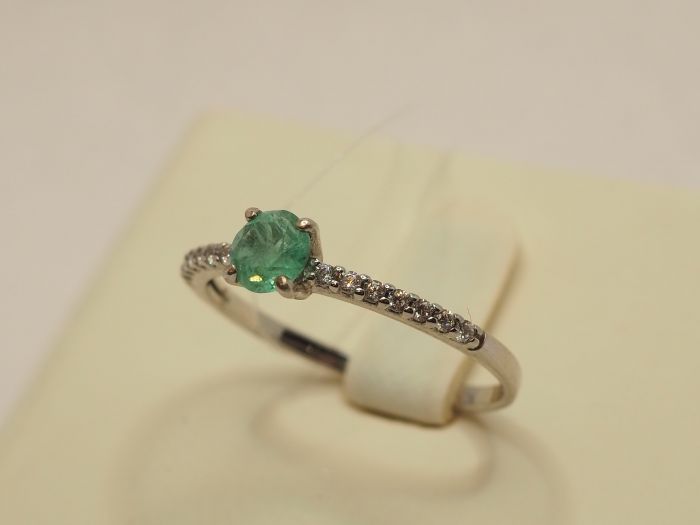 Серебряное кольцо с изумрудом 0.39 карат - 284