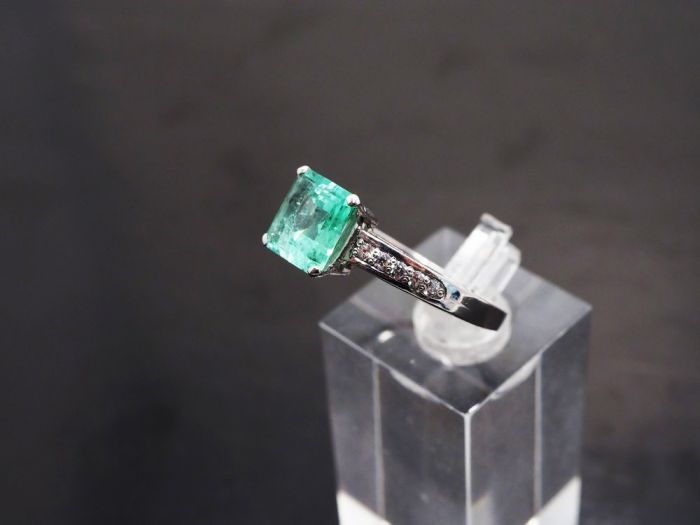 Серебряное кольцо 925 пробы с уральским бериллом 1.78 карат и фианитами - 67