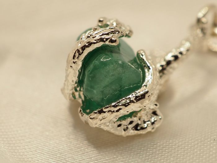 Серебряная подвеска лягушка с натуральным изумрудом-680