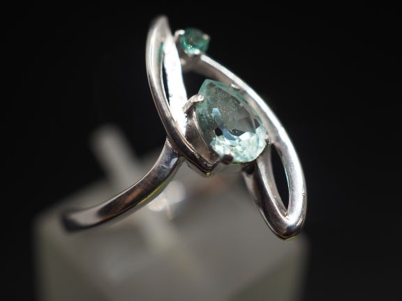 Серебряное кольцо с изумрудами - 120