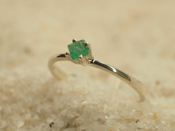Серебряное кольцо с натуральным изумрудо-740